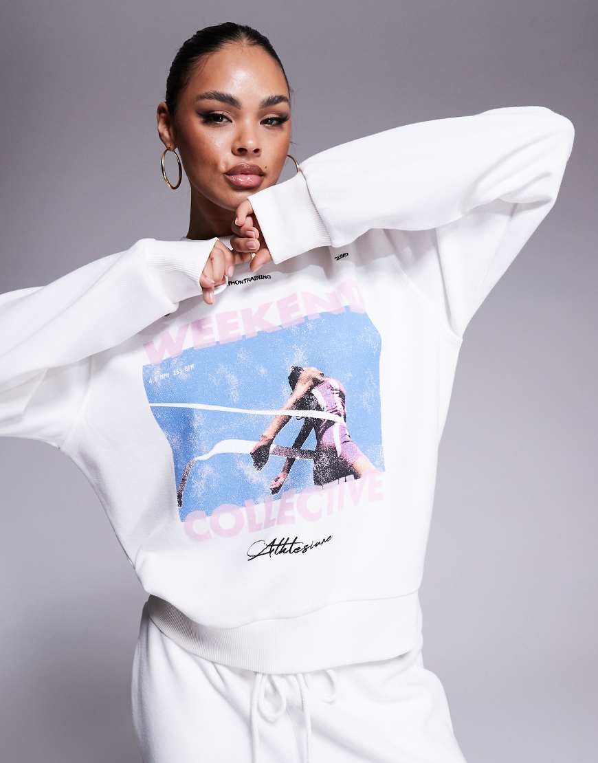 Weekend Collective - Strukturiertes Sweatshirt mit Läufer-Print, Kombiteil-Weiß Weekend Collective - Strukturiertes Sweatshirt mit Läufer-Print, Kombiteil-Weiß von ASOS Weekend Collective