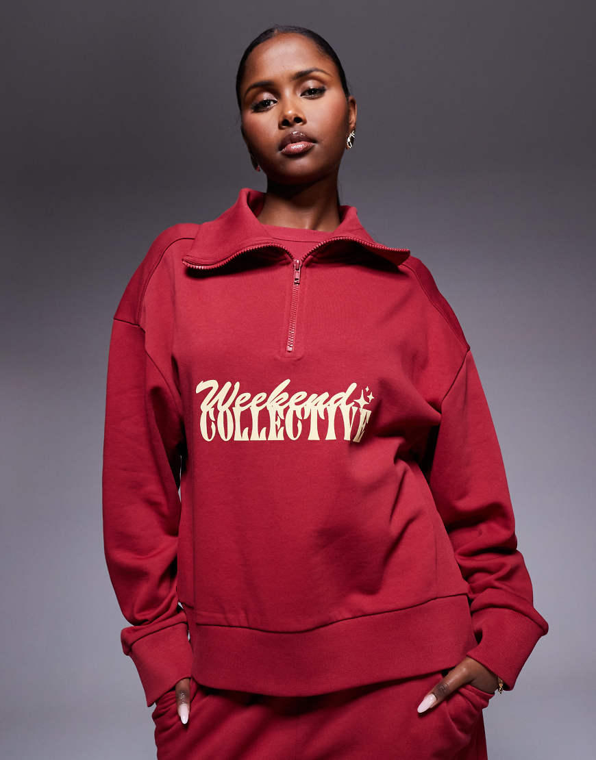 Weekend Collective - Sweatshirt in Burgunderrot mit kurzem Reißverschluss und Schriftzug in verschiedenen Schriftarten Weekend Collective - Sweatshirt in Burgunderrot mit kurzem Reißverschluss und Schriftzug in verschiedenen Schriftarten von ASOS Weekend Collective