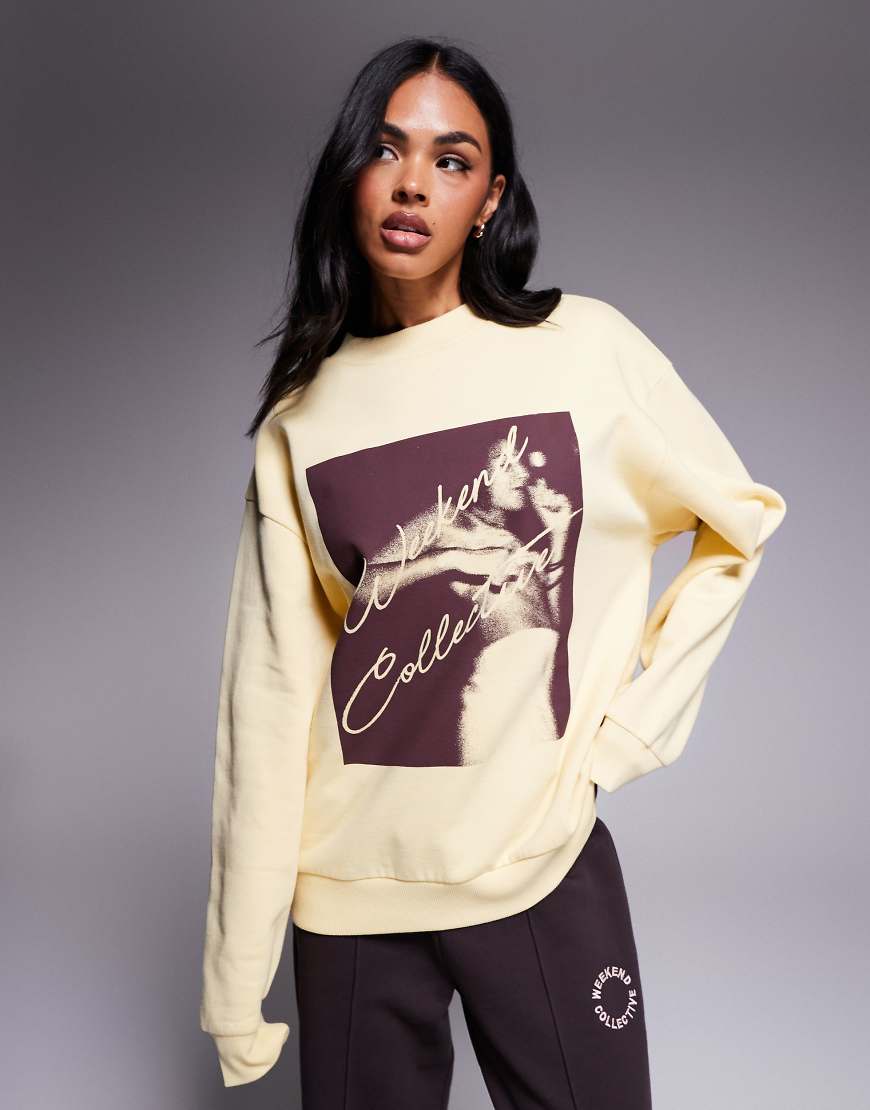 Weekend Collective - Sweatshirt in Buttermilchgelb mit Foto-Print Weekend Collective - Sweatshirt in Buttermilchgelb mit Foto-Print von ASOS Weekend Collective