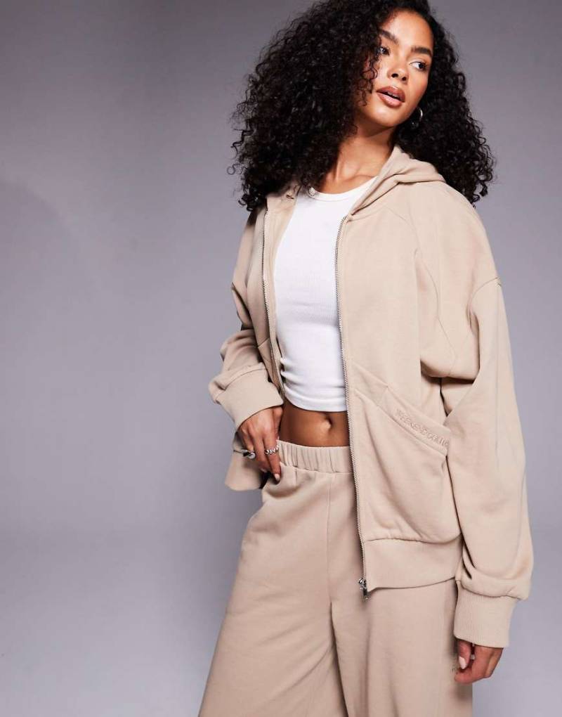 Weekend Collective - Sweatshirt in Schokobraun mit durchgehendem Reißverschluss und Logostickerei, Kombiteil-Brown von ASOS Weekend Collective