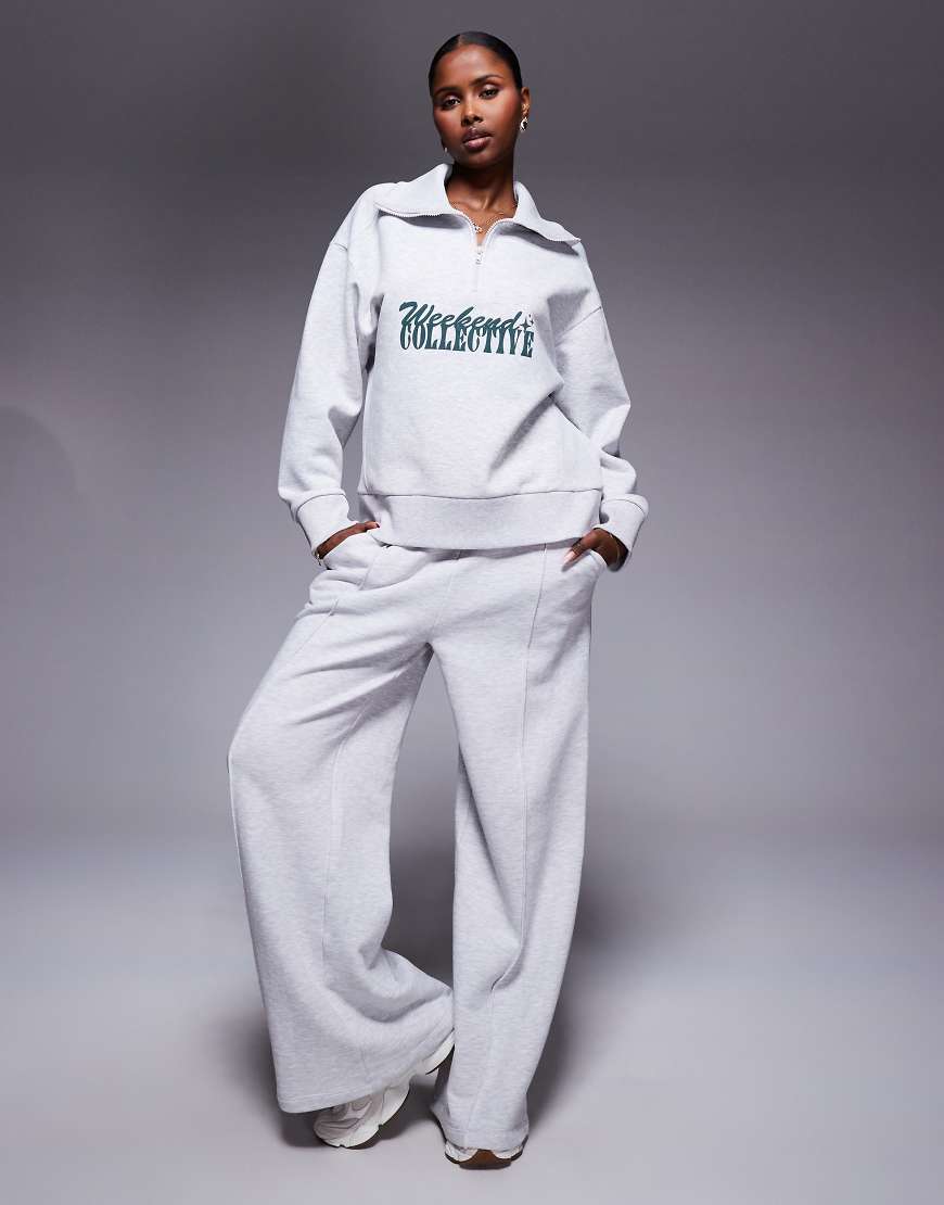 Weekend Collective - Sweatshirt in grau meliert mit kurzem Reißverschluss und Schriftzug in verschiedenen Schriftarten Weekend Collective - Sweatshirt in grau meliert mit kurzem Reißverschluss und Schriftzug in verschiedenen Schriftarten von ASOS Weekend Collective