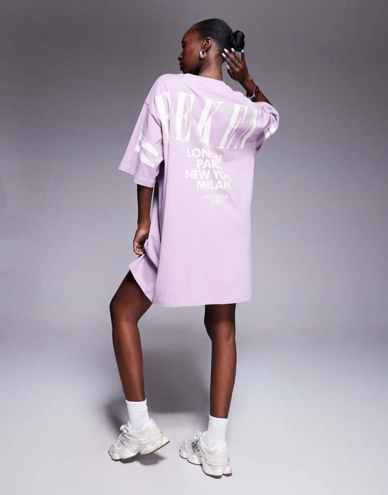 Weekend Collective - T-Shirt-Kleid in Flieder mit weißem Logo im Stapel-Design-Lila von ASOS Weekend Collective