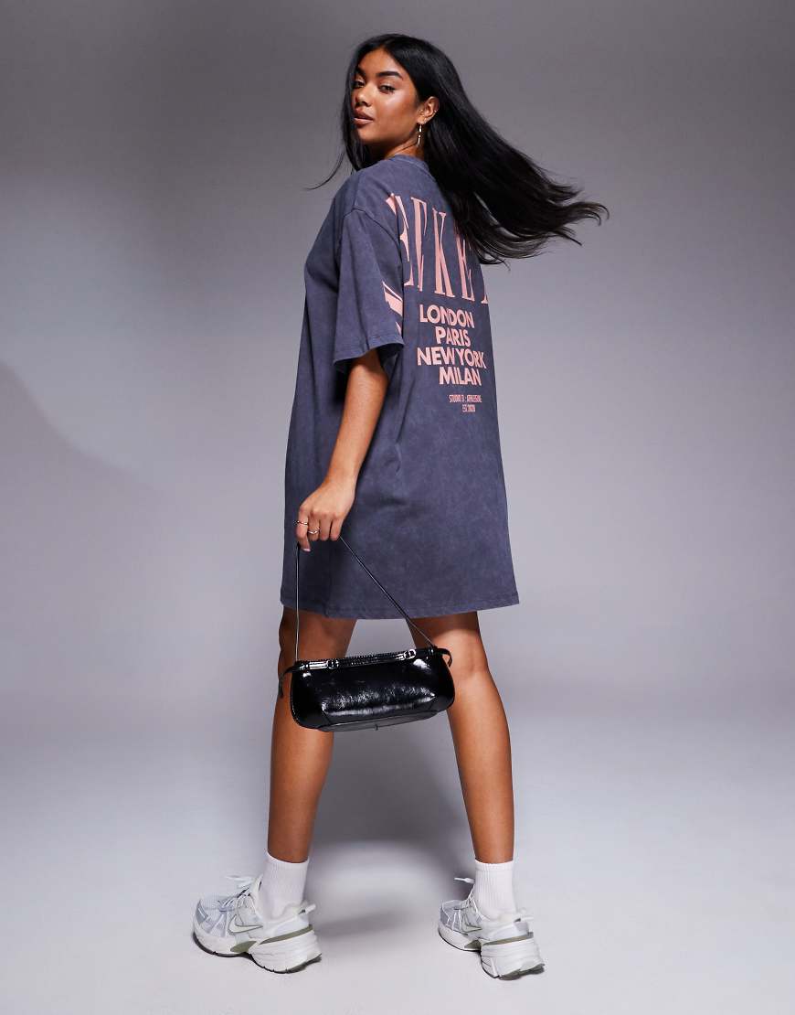 Weekend Collective - T-Shirt-Kleid in verwaschenem Anthrazit mit gestapeltem Logo-Print auf dem Rücken und pfirsichfarbenem Print-Grau Weekend Collective - T-Shirt-Kleid in verwaschenem Anthrazit mit gestapeltem Logo-Print auf dem Rücken und pfirsichfarbenem Print-Grau von ASOS Weekend Collective