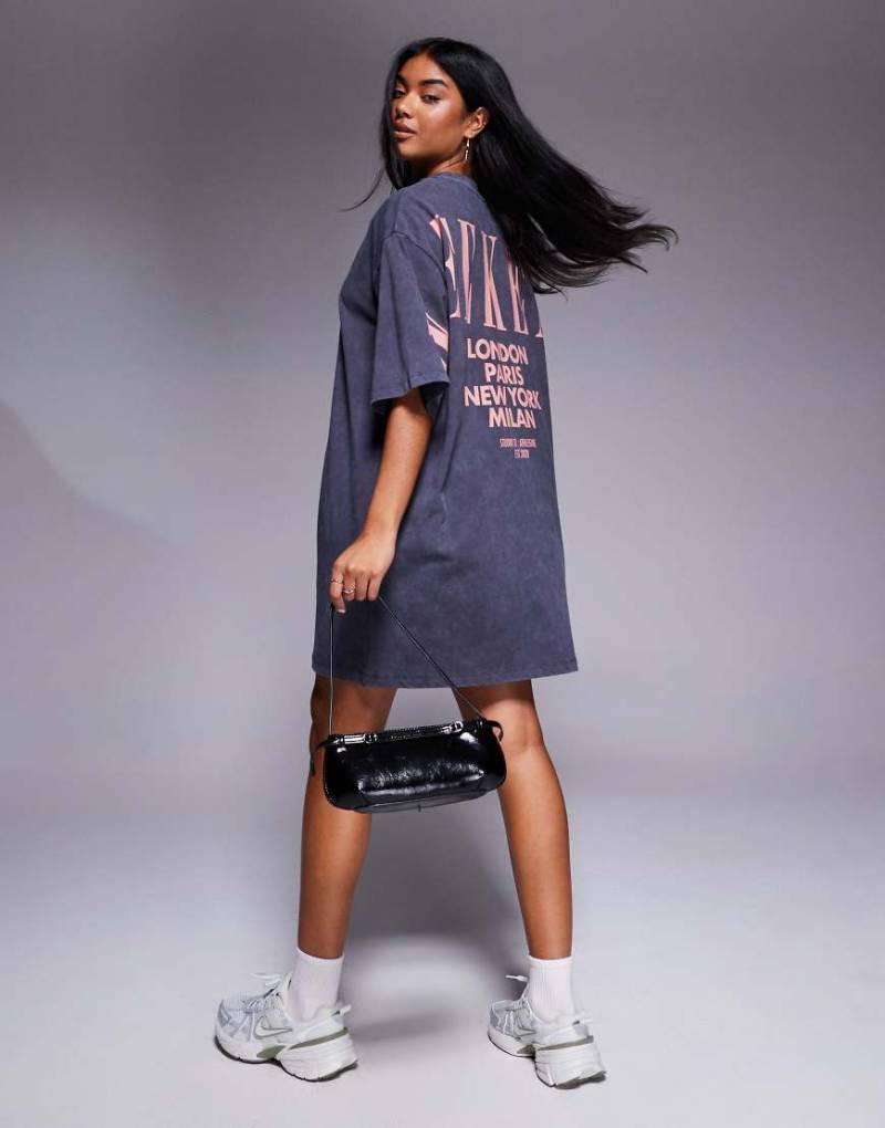 Weekend Collective - T-Shirt-Kleid in verwaschenem Anthrazit mit gestapeltem Logo-Print auf dem Rücken und pfirsichfarbenem Print-Grau von ASOS Weekend Collective