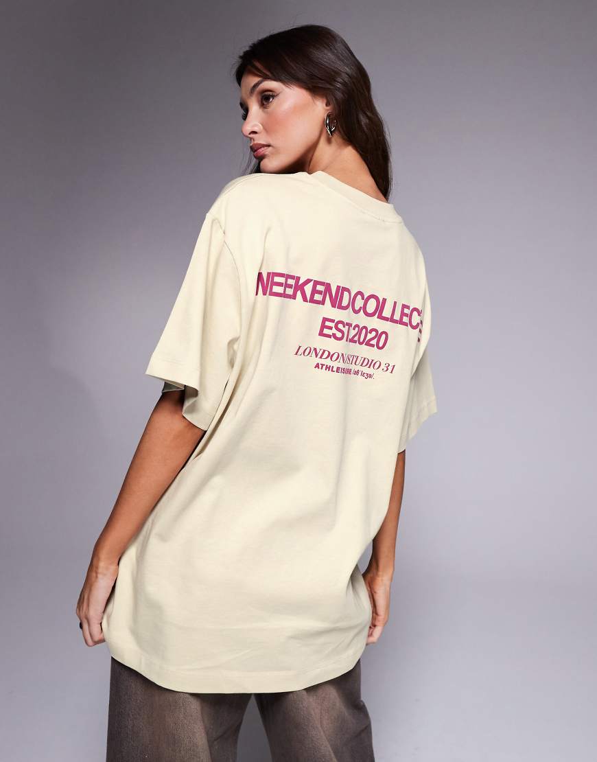 Weekend Collective - T-Shirt in Steinbeige mit Stapel-Logo-Braun Weekend Collective - T-Shirt in Steinbeige mit Stapel-Logo-Braun von ASOS Weekend Collective