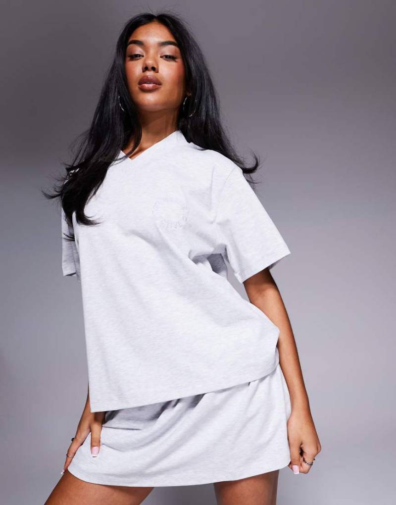 Weekend Collective - T-Shirt in meliertem Grau mit V-Ausschnitt und Logo-Stickerei, Kombiteil von ASOS Weekend Collective