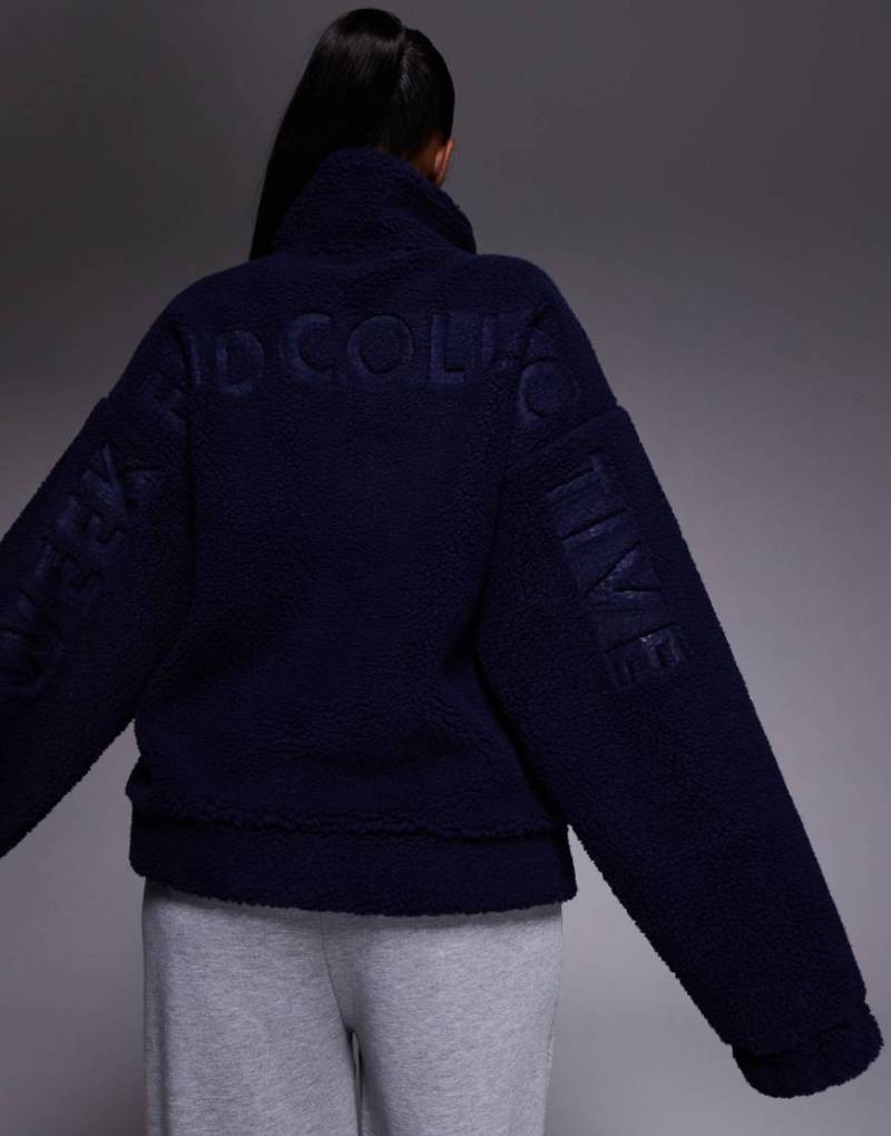 Weekend Collective - Teddy-Fleecejacke in Marineblau mit durchgehendem Reißverschluss und Ausbrenner-Grafik von ASOS Weekend Collective