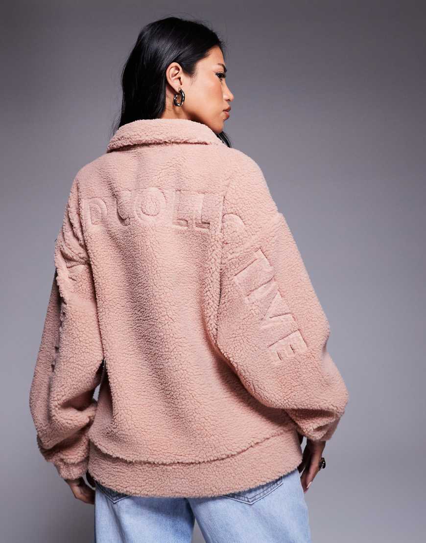Weekend Collective - Teddy-Fleecejacke in Rosérosa mit Reißverschluss und Ausbrenner-Grafik Weekend Collective - Teddy-Fleecejacke in Rosérosa mit Reißverschluss und Ausbrenner-Grafik von ASOS Weekend Collective
