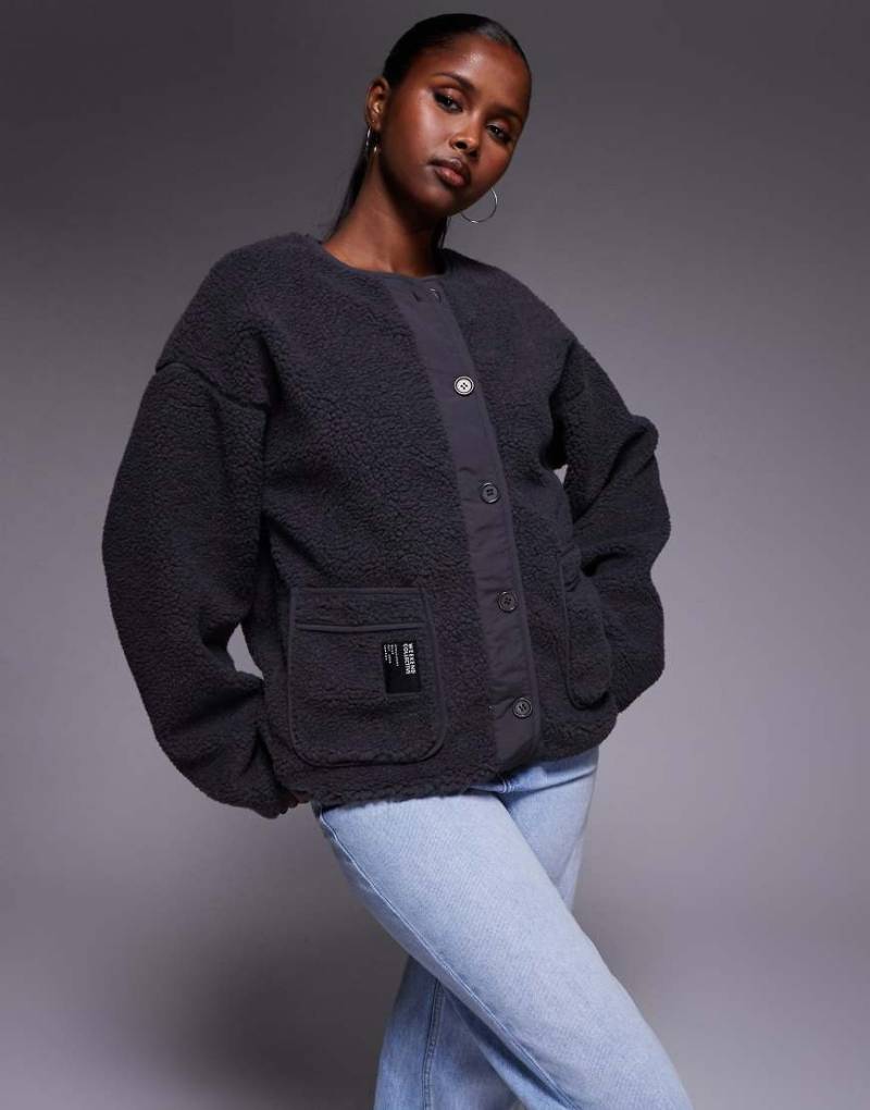 Weekend Collective - Teddyfell-Strickjacke in Anthrazit-Grau von ASOS Weekend Collective