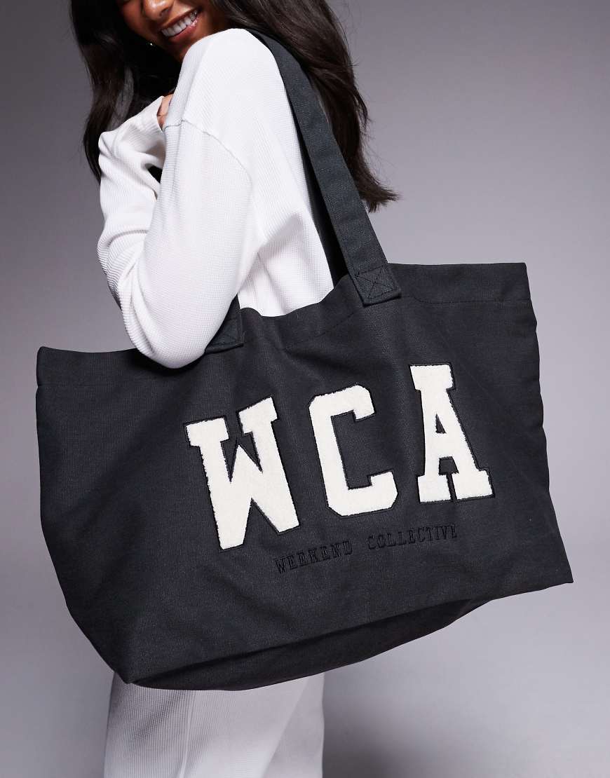 Weekend Collective - Tragetasche in gewaschenem Anthrazit mit College-Grafik-Grau von ASOS Weekend Collective