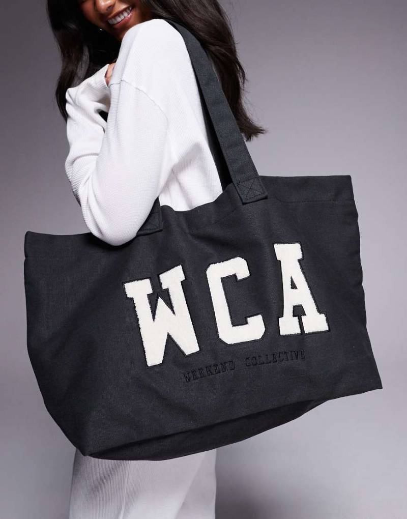 Weekend Collective - Tragetasche in gewaschenem Anthrazit mit College-Grafik-Grau von ASOS Weekend Collective