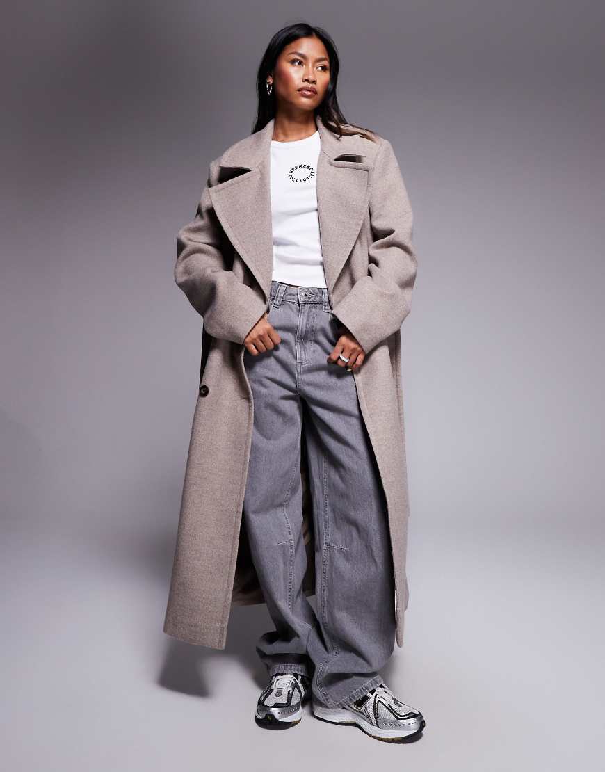 Weekend Collective - Twill-Maximantel in Hellbeige mit Gürtel-Weiß von ASOS Weekend Collective