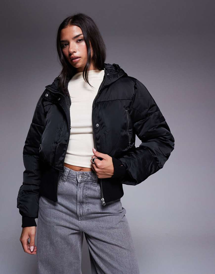 Weekend Collective - Wattierte Cropped-Jacke in Schwarz mit geripptem Korsettdetail in der Taille von ASOS Weekend Collective