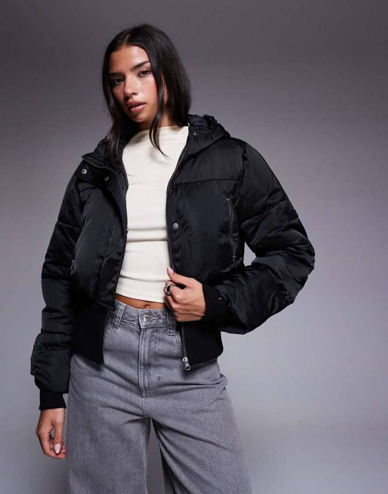 Weekend Collective - Wattierte Cropped-Jacke in Schwarz mit geripptem Korsettdetail in der Taille Weekend Collective - Wattierte Cropped-Jacke in Schwarz mit geripptem Korsettdetail in der Taille von ASOS Weekend Collective
