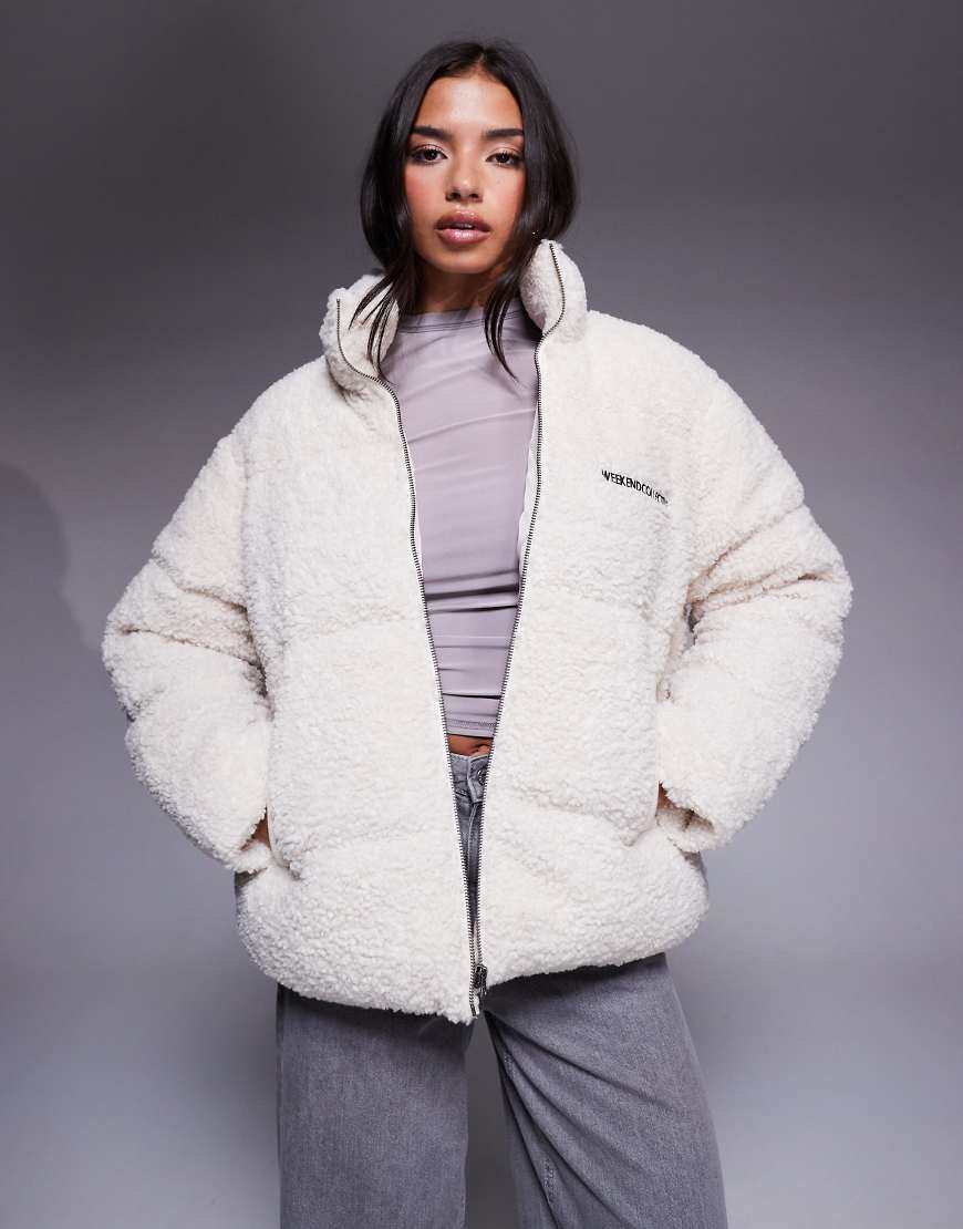Weekend Collective - Wattierter Teddy-Mantel in Creme-Weiß Weekend Collective - Wattierter Teddy-Mantel in Creme-Weiß von ASOS Weekend Collective