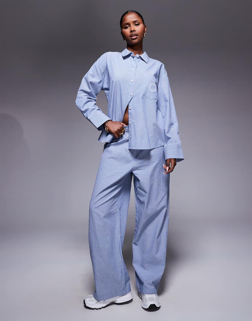 Weekend Collective - Weit geschnittene Hose aus gestreiftem Webstoff in Blau und Marineblau, Kombiteil-Bunt Weekend Collective - Weit geschnittene Hose aus gestreiftem Webstoff in Blau und Marineblau, Kombiteil-Bunt von ASOS Weekend Collective