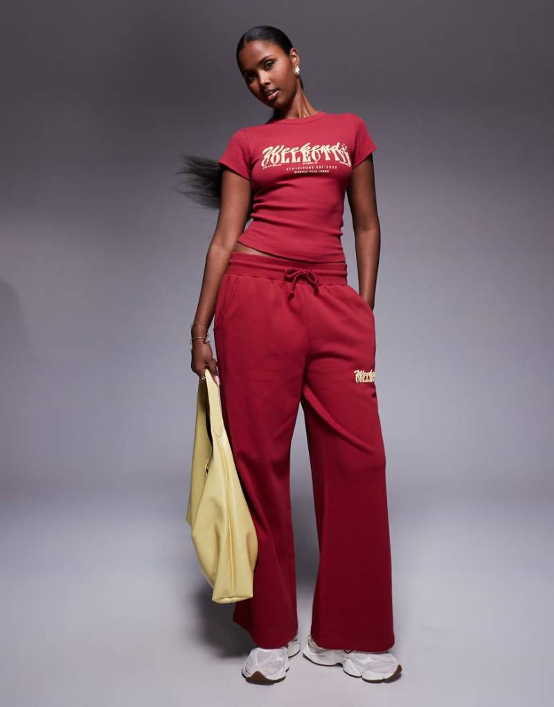 Weekend Collective - Weit geschnittene Jogginghose in Burgunderrot mit Print mit verschiedenen Schriftarten von ASOS Weekend Collective