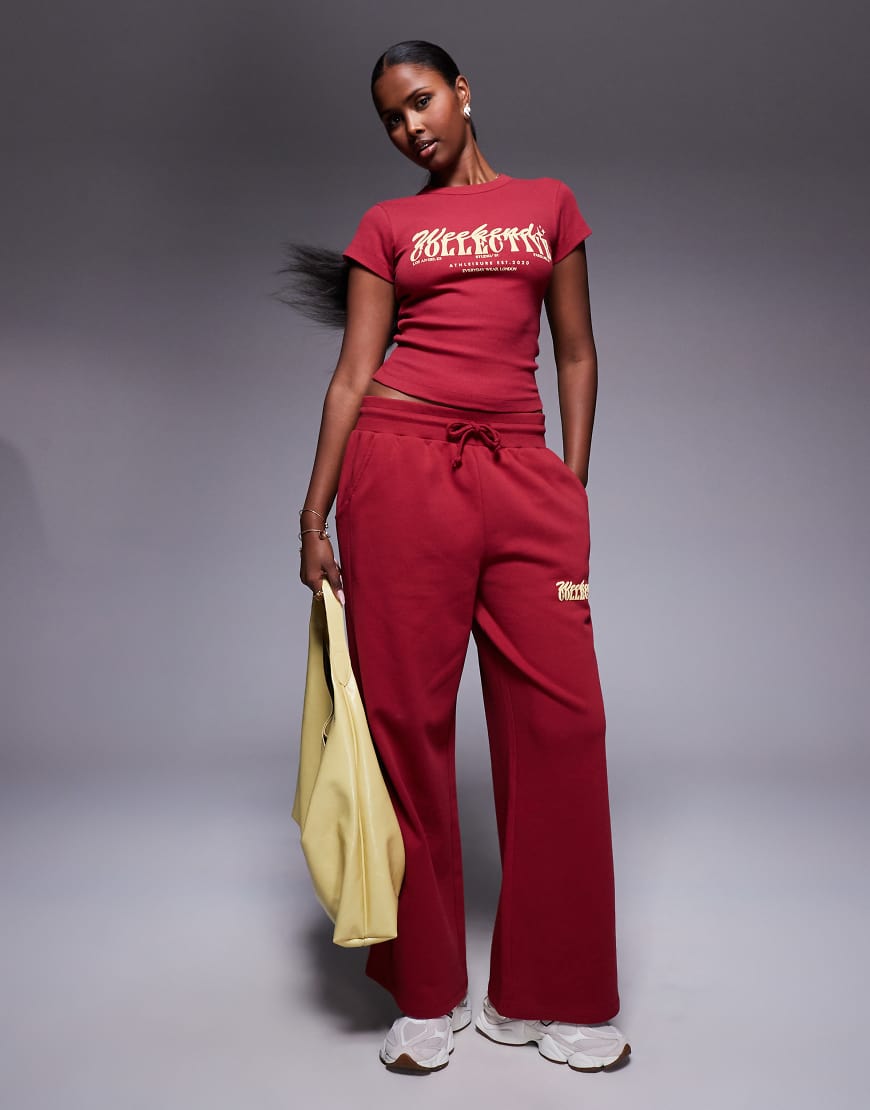 Weekend Collective - Weit geschnittene Jogginghose in Burgunderrot mit Print mit verschiedenen Schriftarten Weekend Collective - Weit geschnittene Jogginghose in Burgunderrot mit Print mit verschiedenen Schriftarten von ASOS Weekend Collective
