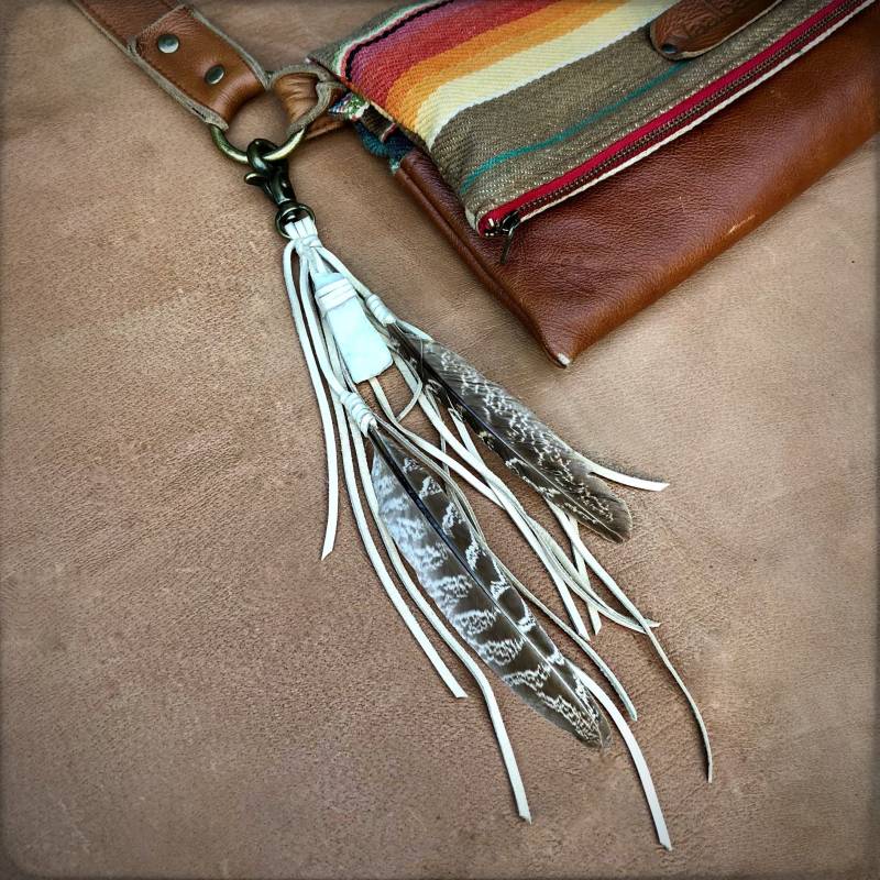 Feder Und Leder Accessoire Clip, Boho Quaste, Festival Handtasche, Hippie Franse, Clip Für Schlüsselanhänger, Lederhandtaschen Quaste von ASTALIJewelry