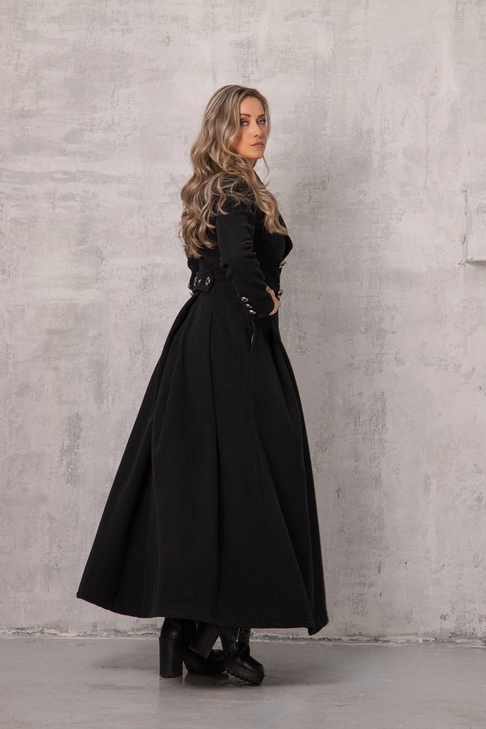 Bodenlanger Gothic Schwarzer Mantel, Wolle Winter Trenchcoat, Maxi 60Er Jahre Stil Plus Size Statement Kragenmantel, Langer Zweireihiger Mantel von ASTRAEAFASHION