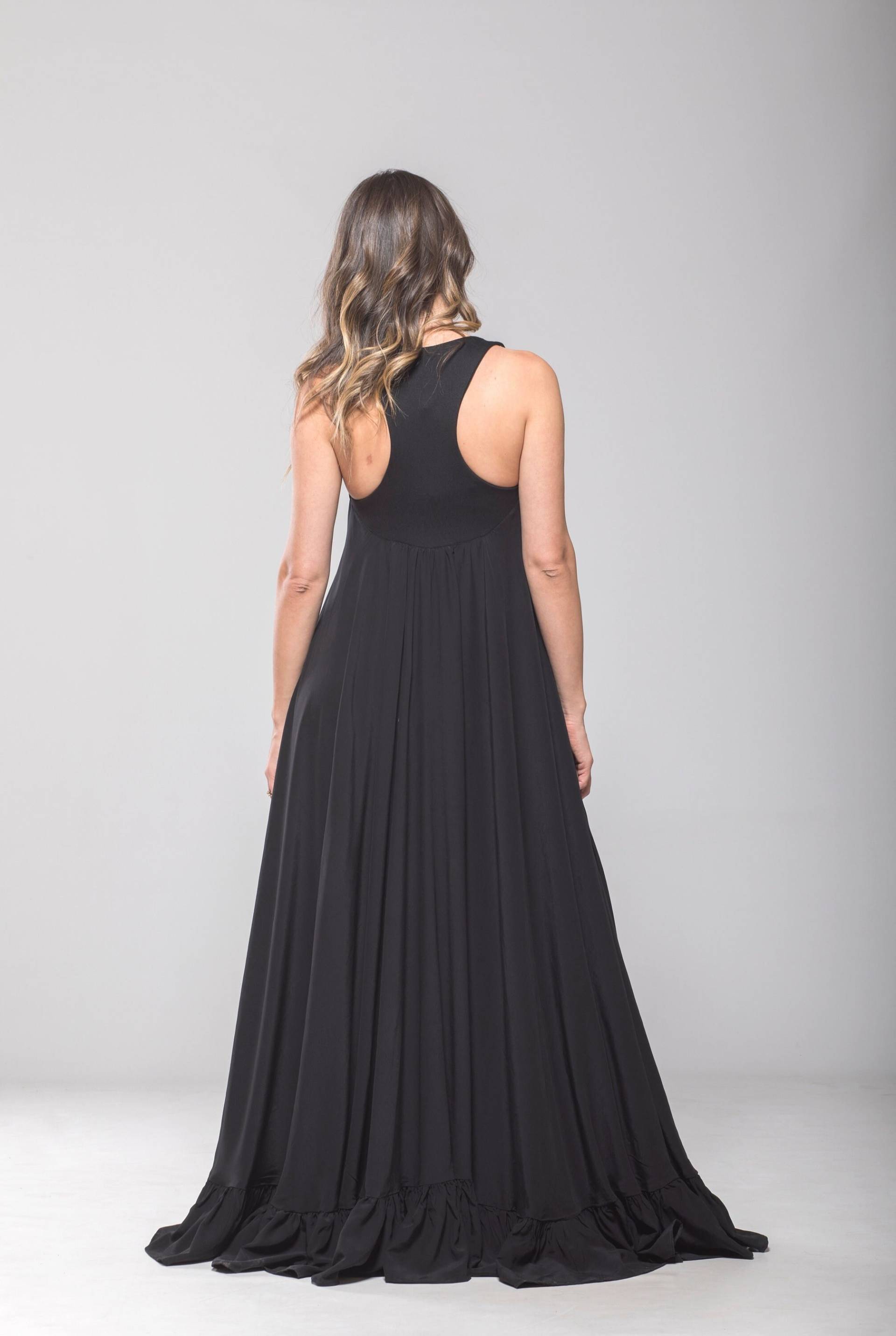 Lässiges Maxi-Sommerkleid, Schwarzes Ausgestelltes Racerback-Kleid, in Voller Länge Trägerkleid, Locker Sitzendes Rüschen-Kleid von ASTRAEAFASHION