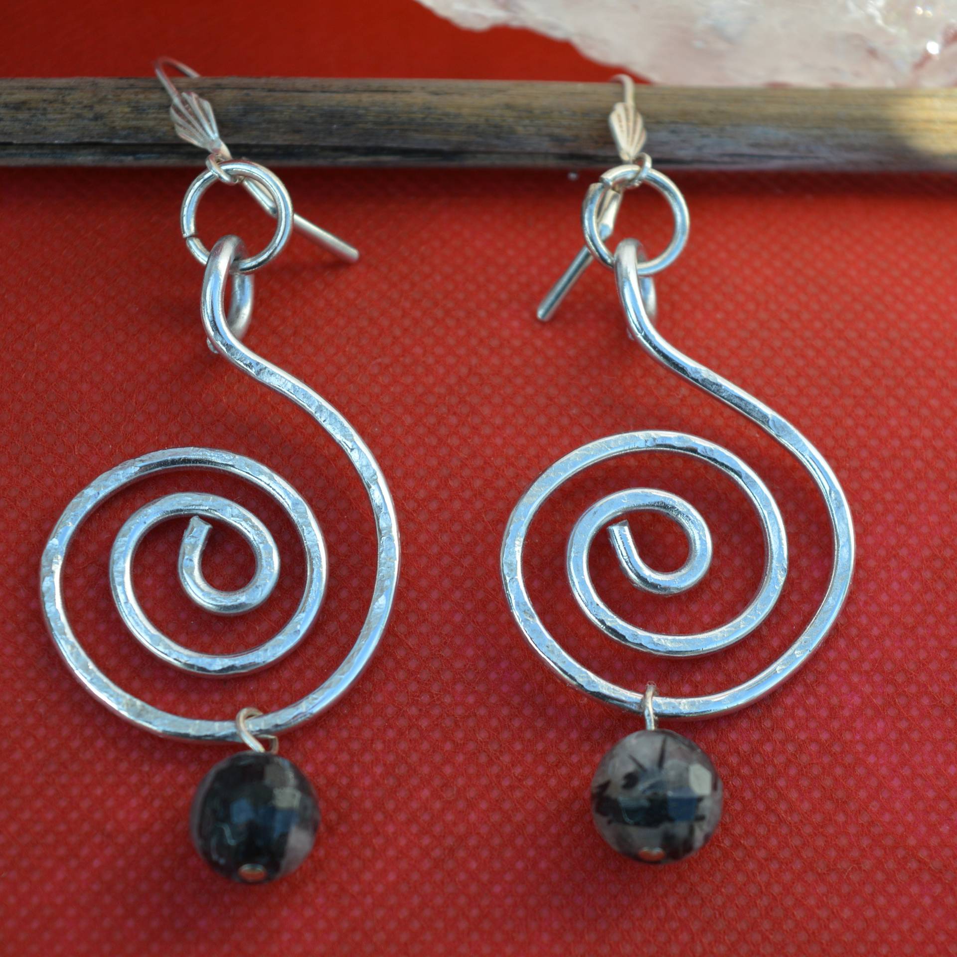 Gehämmert Aluminium Ohrring, Draht Gewickelt Schmuck Handgefertigt, Aluminium-Schmuck, Spiralohrringe Mit Verstümmelten Quarz, Kostenloser Versand Gehämmert Aluminium Ohrring, Draht Gewickelt Schmuck Handgefertigt, Aluminium-Schmuck, Spiralohrringe Mit Verstümmelten Quarz, Kostenloser Versand von ASUlrichDesign