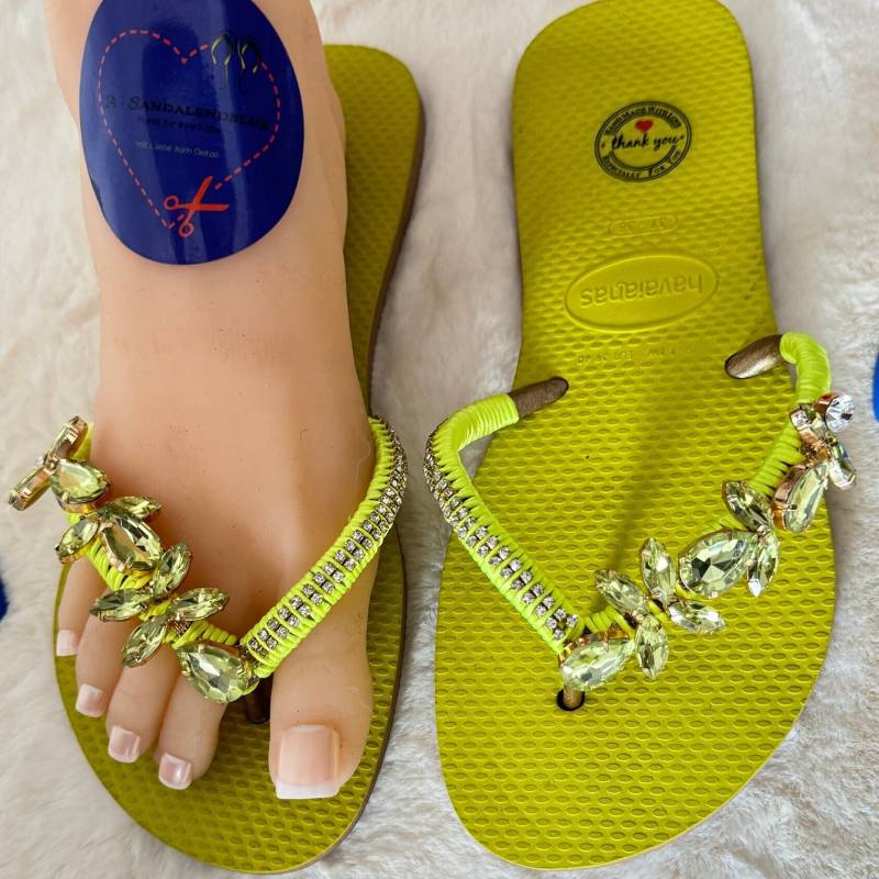 Handverzierte Original Havaianas Flat- Unikat Personalisiert - Flip Flops Bling Mit Kristallen Und Ziersteinen Gelb Sparkle Sandalen von ASandalendelux