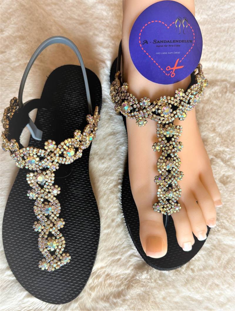 Havaianasyou Pat Handverzierte Havaianas -Bling-Mitkristallen Und Ziersteinen, Schwa + Gold Sparkle Sandalen T-Förmiges Design Knöchelriemen Havaianasyou Pat Handverzierte Havaianas -Bling-Mitkristallen Und Ziersteinen, Schwa + Gold Sparkle Sandalen T-Förmiges Design Knöchelriemen von ASandalendelux