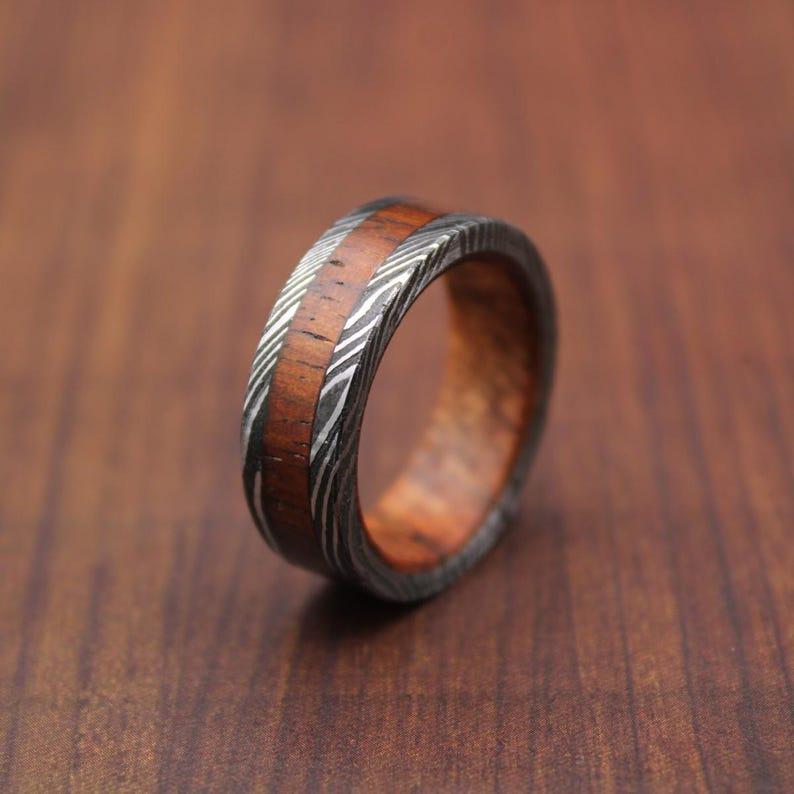 Damast-stahl-Ehering Whiskyfass & Blaues Holz-Inlay-Herrenband von AScutlerydesigns
