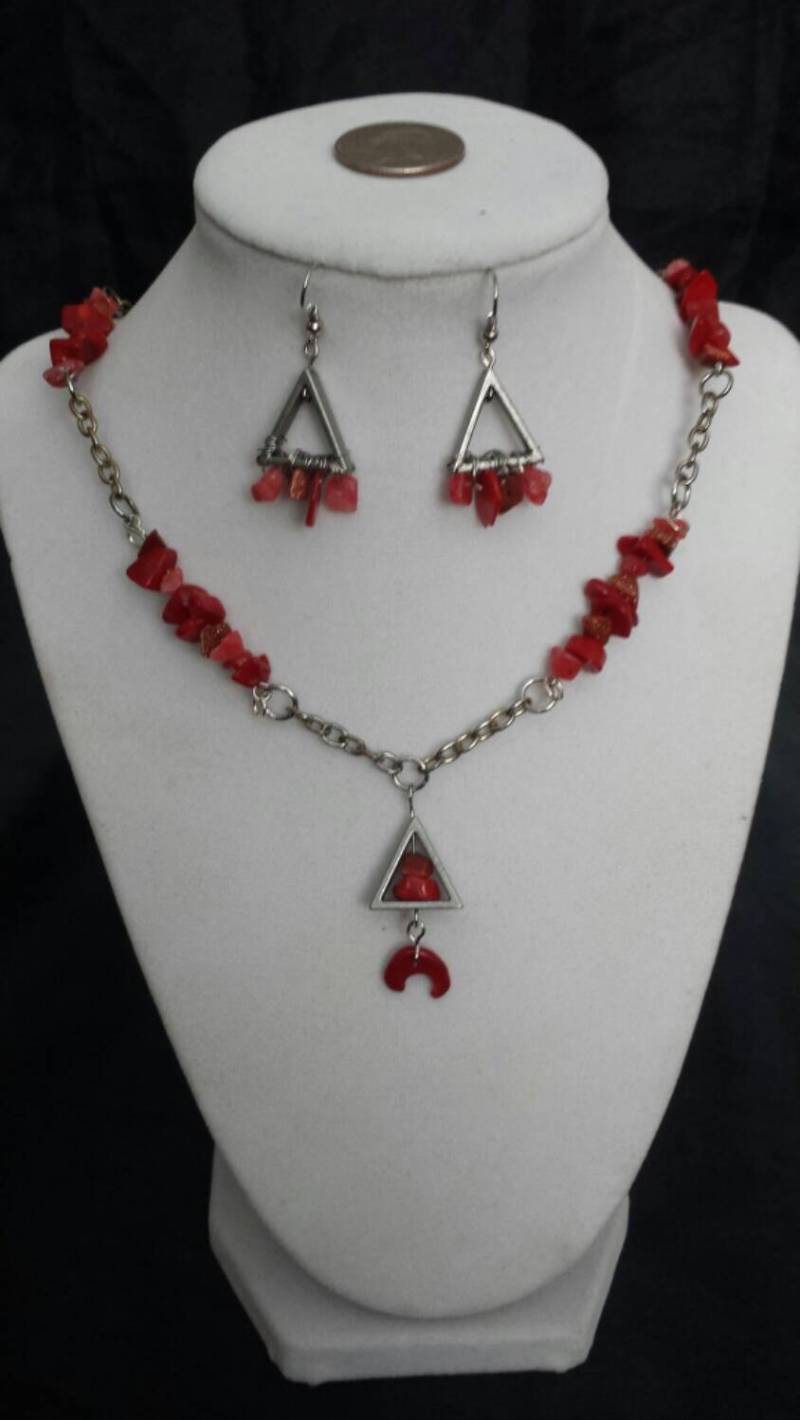 Rotes Dreieck Halskette Und Ohrringe Set Rotes Dreieck Halskette Und Ohrringe Set von AShiftingOdyssey