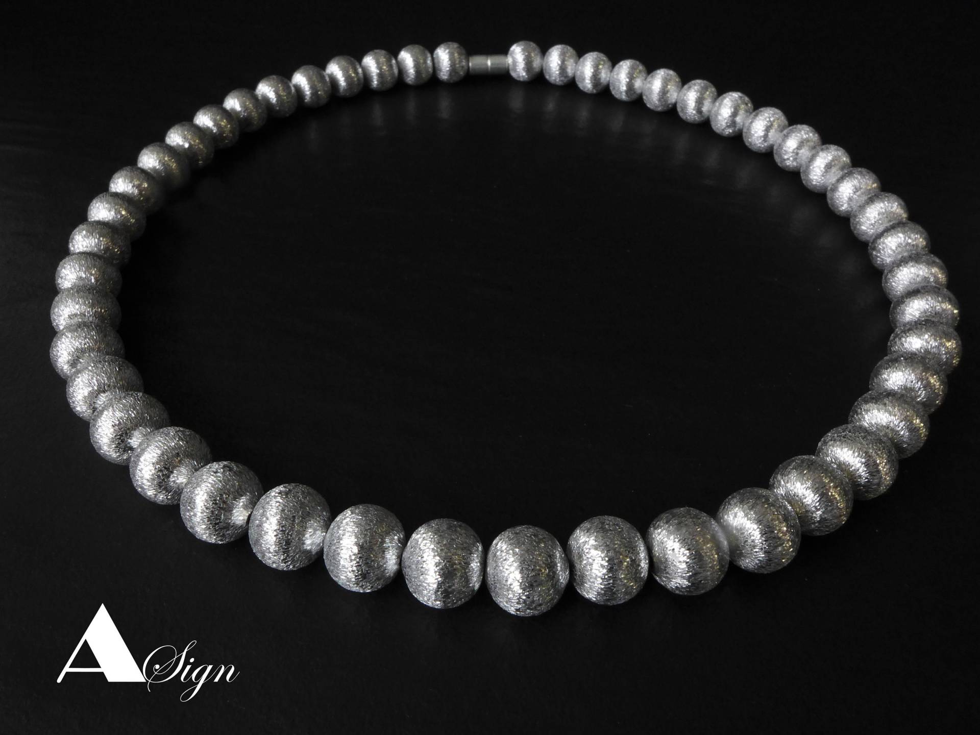 A Sign Brush Damen Kette/Halskette Aluminium-Perle Stardust Brillianteffekt 10 Mm Magnet-Verschluss Silber von ASignSchmuckDesign