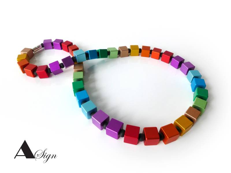 A Sign Costa Rica Regenbogen 10 Farben Aluminium Würfel Und Glas Perlen Damen Halskette/Kette Bunt Magnet-Verschluss von ASignSchmuckDesign