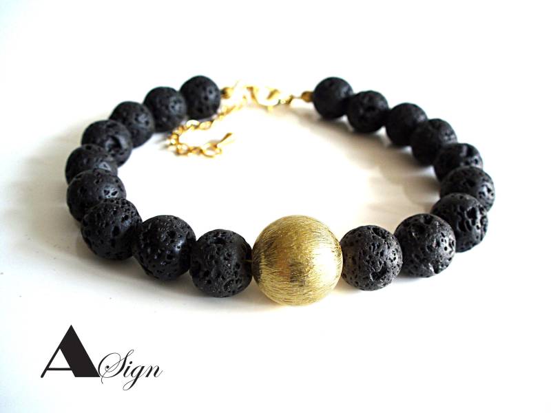 A Sign Luna Damen/Herren/Unisex Armband, Lava Stein Perlen Kugeln Schwarz-Gold, Karabiner-Verschluss Verstellbar von ASignSchmuckDesign