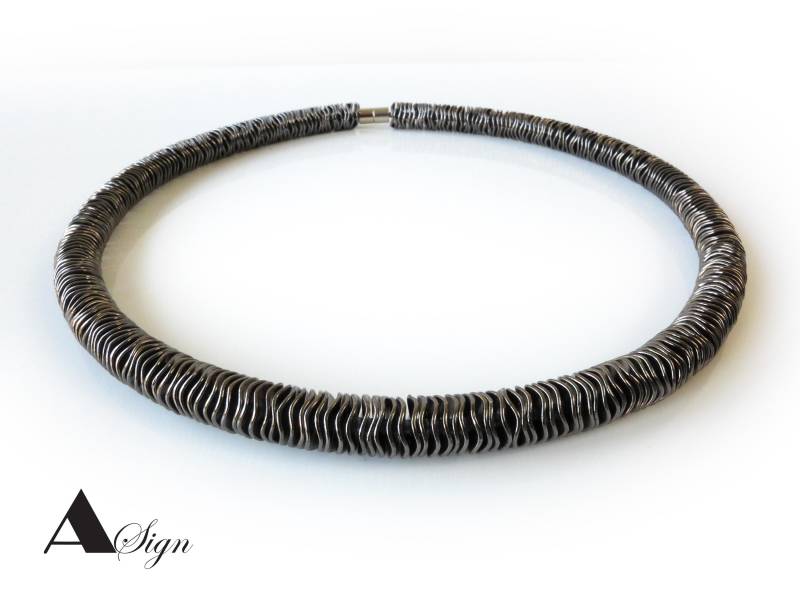 A Sign Shadow Exklusive Unisex-Halskette in Edlem Design Damen Herren Kette Magnetverschluss Farbe Gunmetall A Sign Shadow Exklusive Unisex-Halskette in Edlem Design Damen Herren Kette Magnetverschluss Farbe Gunmetall von ASignSchmuckDesign