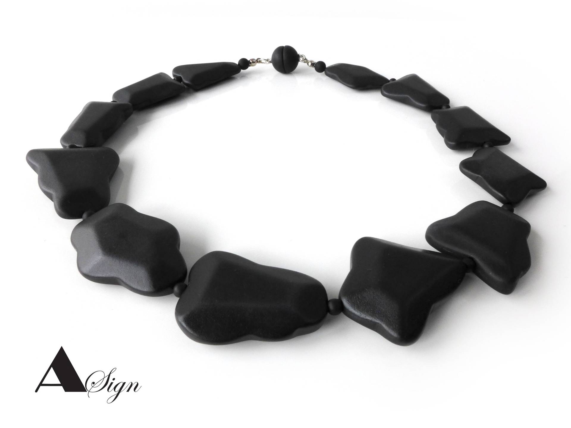 A Sign Soft Black Free-Form Onyx Damen Halskette Polaris-Spacer Polaris Magnet-Verschluss Oder Karabiner von ASignSchmuckDesign