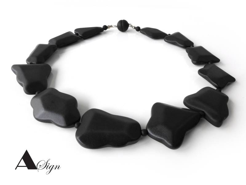 A Sign Soft Black Free-Form Onyx Damen Halskette Polaris-Spacer Polaris Magnet-Verschluss Oder Karabiner von ASignSchmuckDesign