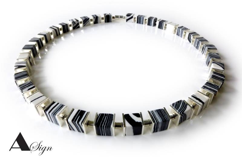 A Sign Zebra Multicolor Kunst-Glas & Edelstahl Damen Kette/Halskette Schwarz-Weiß Magnet-Verschluss von ASignSchmuckDesign