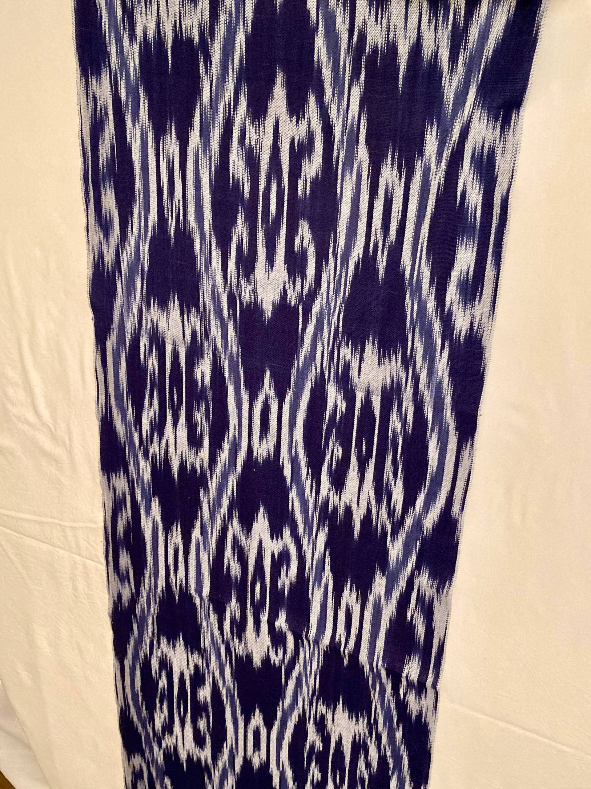 Weihnachtsgeschenk Tischläufer Tiefe Flussperlen Ink Blau Und Weiß Ikat Naturseide Baumwolle Mit Quasten Weihnachtsgeschenk Tischläufer Tiefe Flussperlen Ink Blau Und Weiß Ikat Naturseide Baumwolle Mit Quasten von ASilkLover