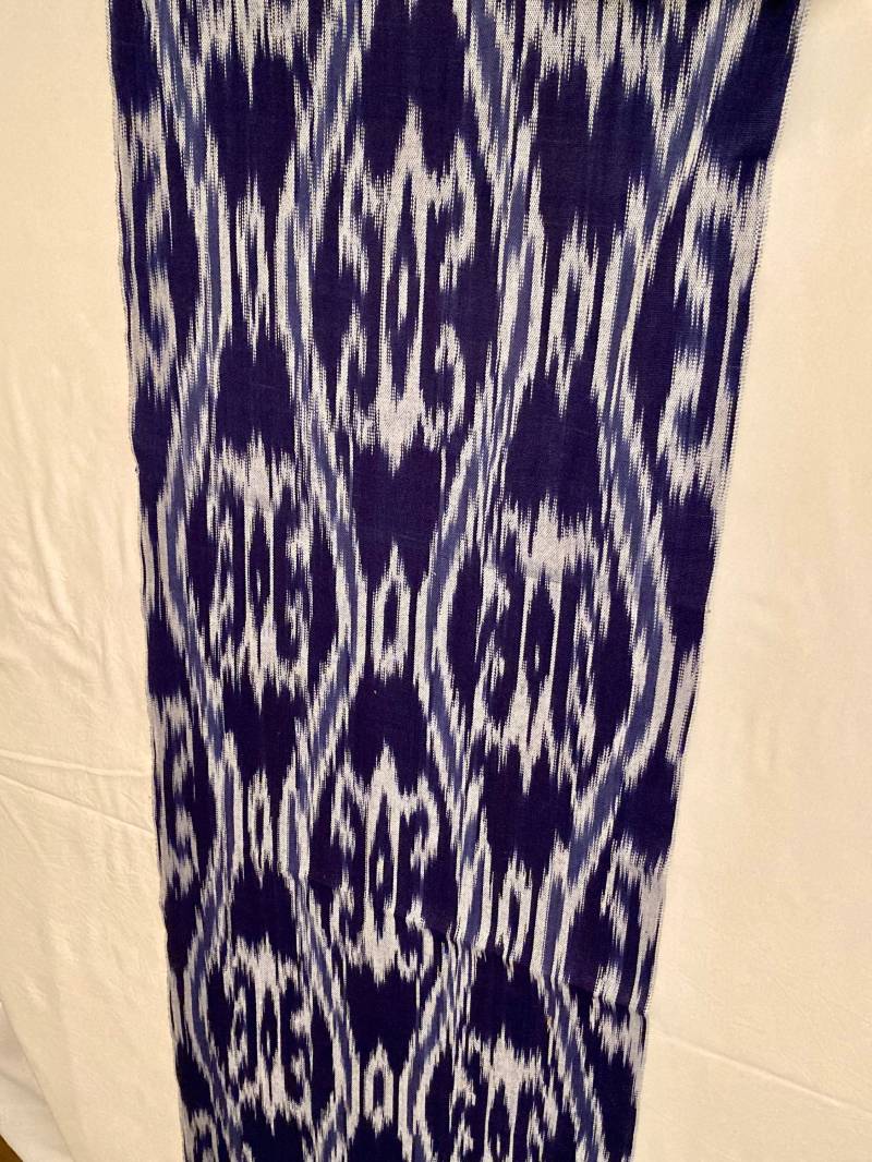 Weihnachtsgeschenk Tischläufer Tiefe Flussperlen Ink Blau Und Weiß Ikat Naturseide Baumwolle Mit Quasten Weihnachtsgeschenk Tischläufer Tiefe Flussperlen Ink Blau Und Weiß Ikat Naturseide Baumwolle Mit Quasten von ASilkLover