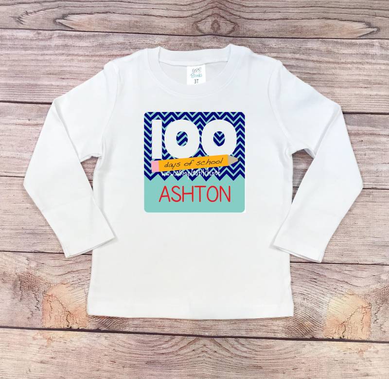 100 Days Of School Blue Chevron - Personalisiertes Direkt Auf Kleidungsstück Gedrucktes Shirt 100 Days Of School Blue Chevron - Personalisiertes Direkt Auf Kleidungsstück Gedrucktes Shirt von ASimpleStitch1