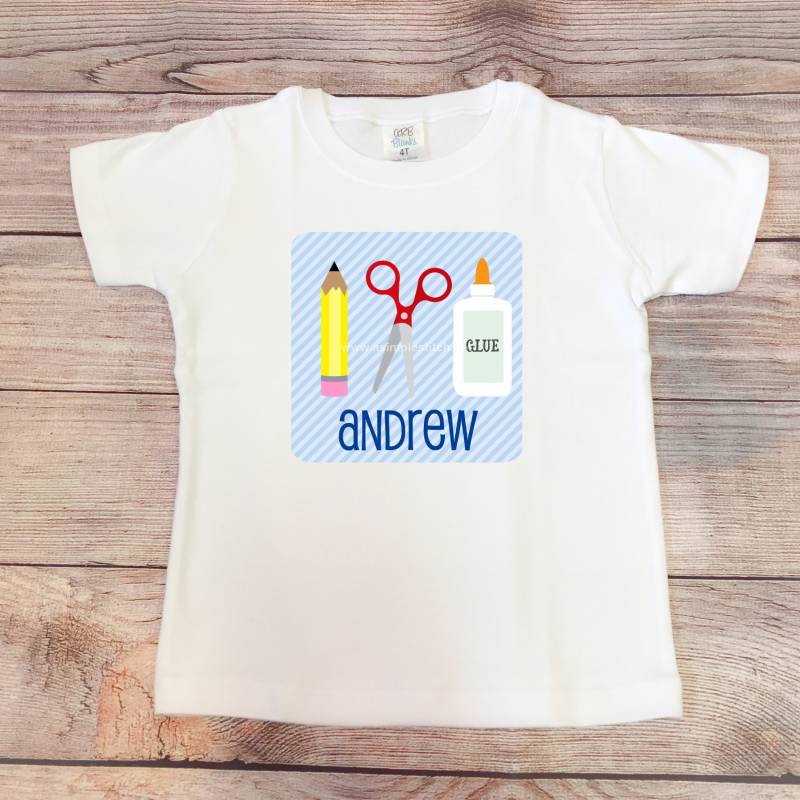Back To School Shirt - Schulbedarf Trio Personalisiert Direkt Auf Kleidungsstück Back To School Shirt - Schulbedarf Trio Personalisiert Direkt Auf Kleidungsstück von ASimpleStitch1