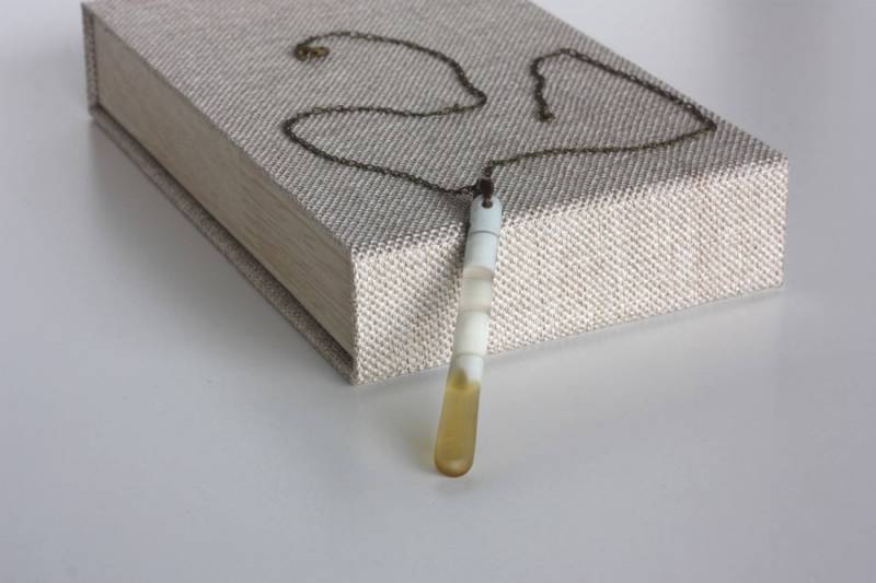 Handgemachte Glas Anhänger Halskette, Warm Weiß & Bernstein von ASmallProduction