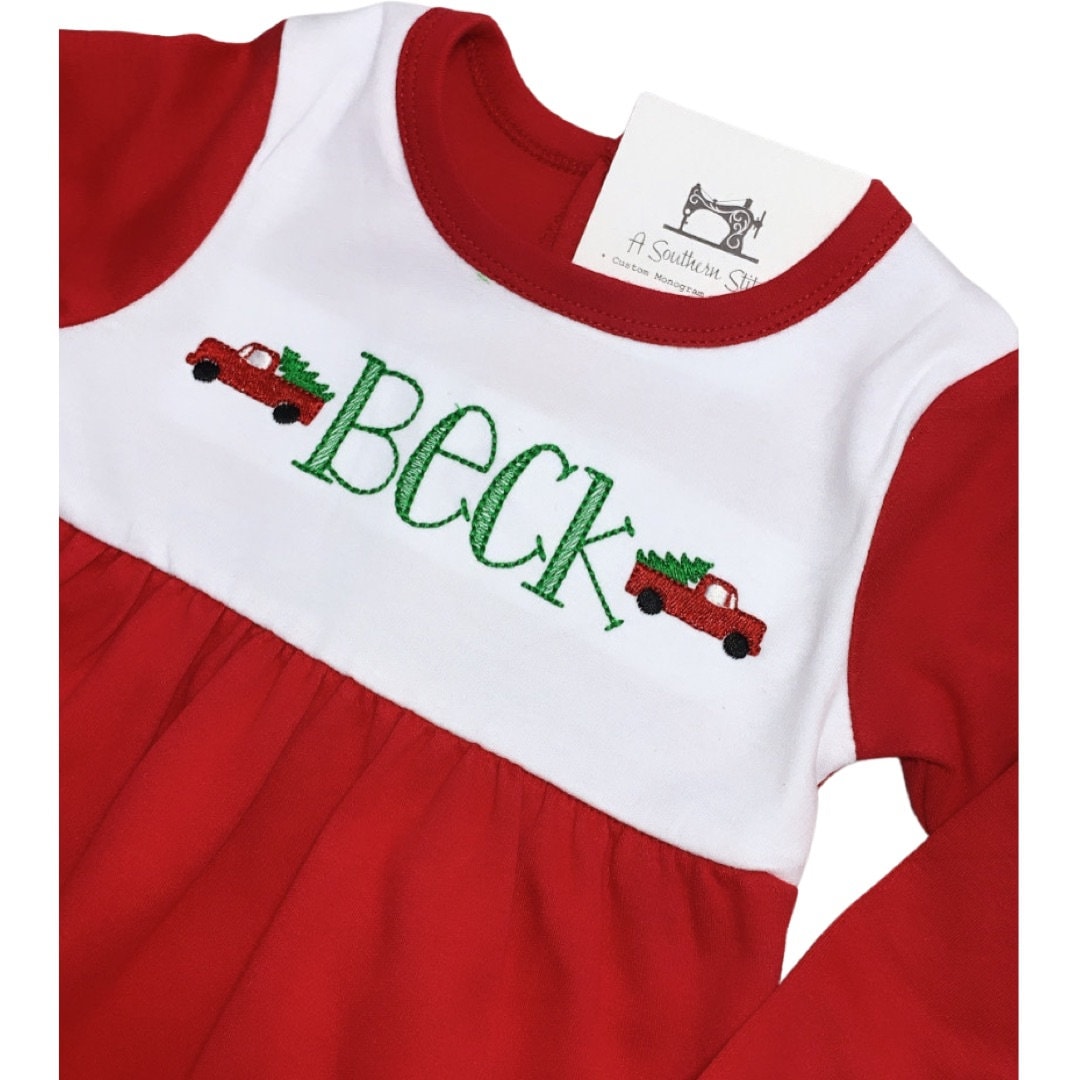 Monogrammierte Weihnachts Strampler | Mini Weihnachtsbaum Truck + Bestickter Name von ASouthernStitchMS