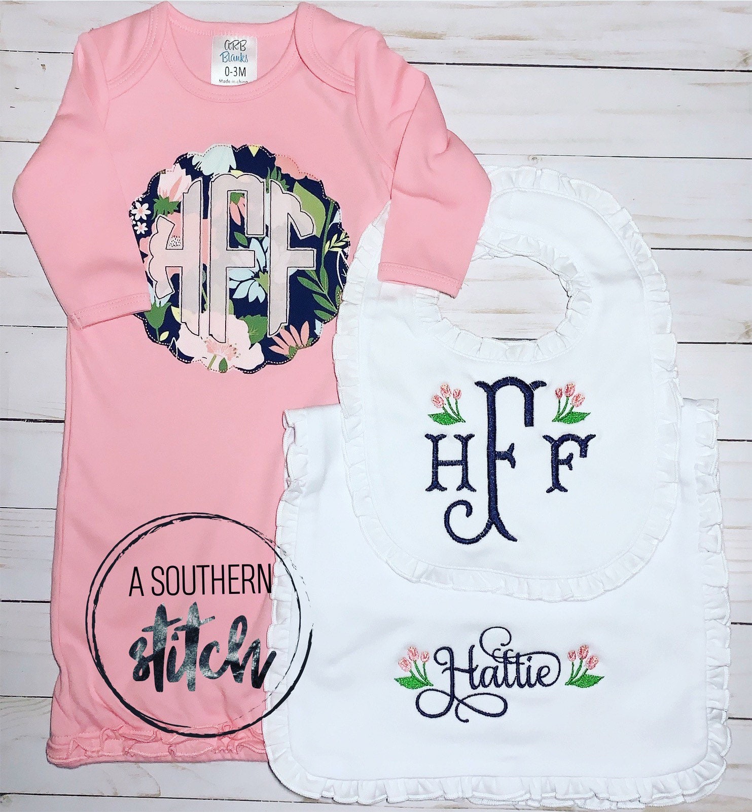 Rüschen Lätzchen, Spucktuch+ Posamenten Set | Baby Geschenk Monogramm + Tulpen von ASouthernStitchMS