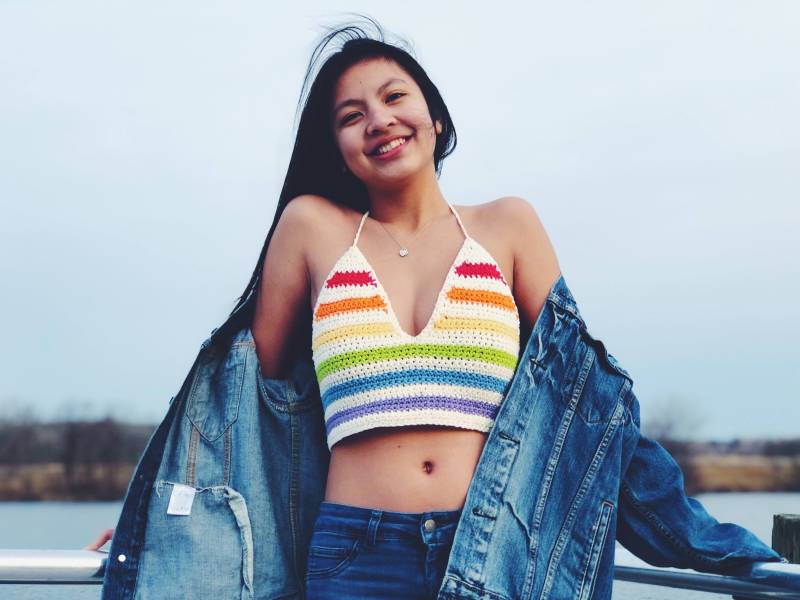 Regenbogen Gestreiftes Pride-Crop-Top - Gehäkeltes Regenbogenstreifen-Crop-Top von AStitchForAStitch