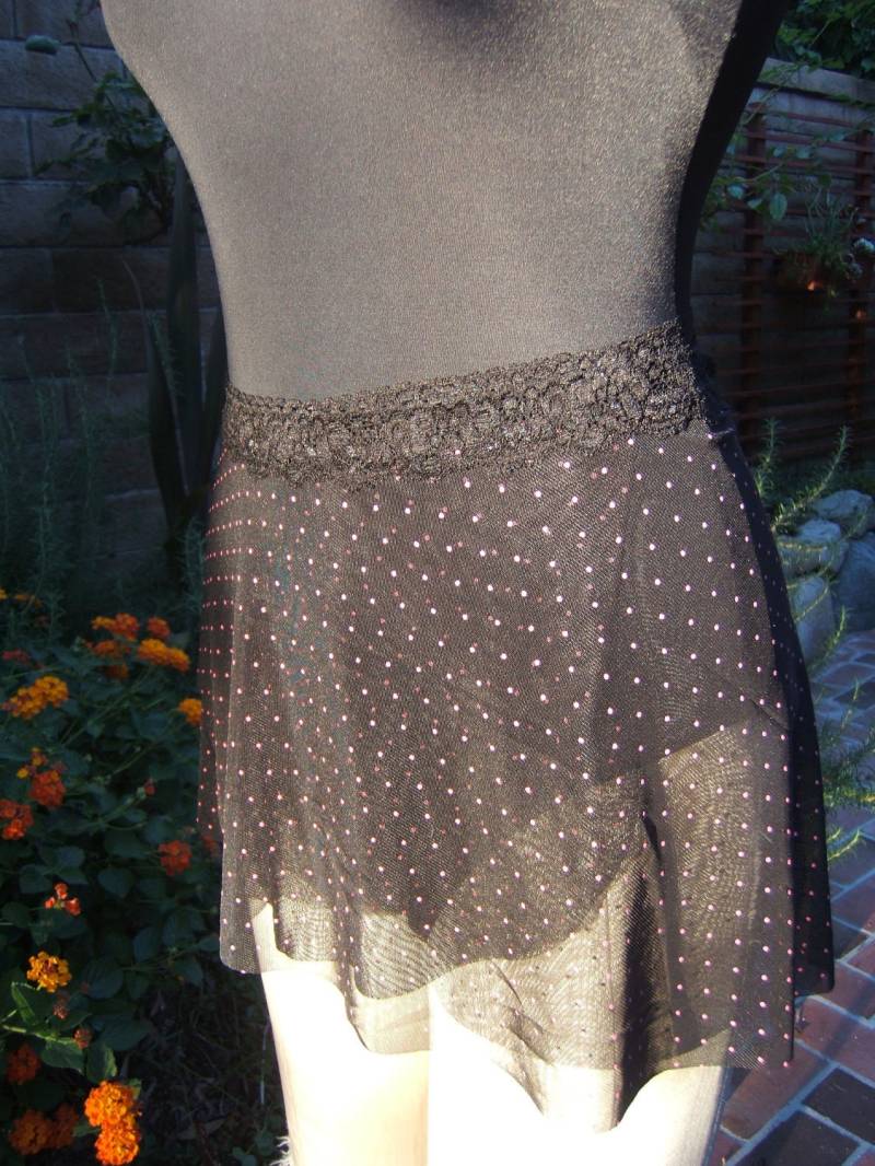Alle Strecken Kurz Wrap Skirt Für Tänzer in Schwarzem Stoff Mit Pink Polka Dots Alle Strecken Kurz Wrap Skirt Für Tänzer in Schwarzem Stoff Mit Pink Polka Dots von ASummersDream
