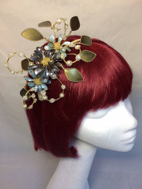 Floral Hochzeit Fascinator, Maßgeschneiderte Kristall Haarkamm, Uk Made von ASutherlandHeadwear