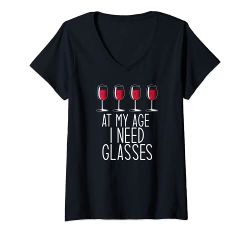 Damen Lustiges Weinglas mit Aufschrift "At My Age I Need Glasses" T-Shirt mit V-Ausschnitt von AT MY AGE I NEED GLASSES Funny Drinking Memes