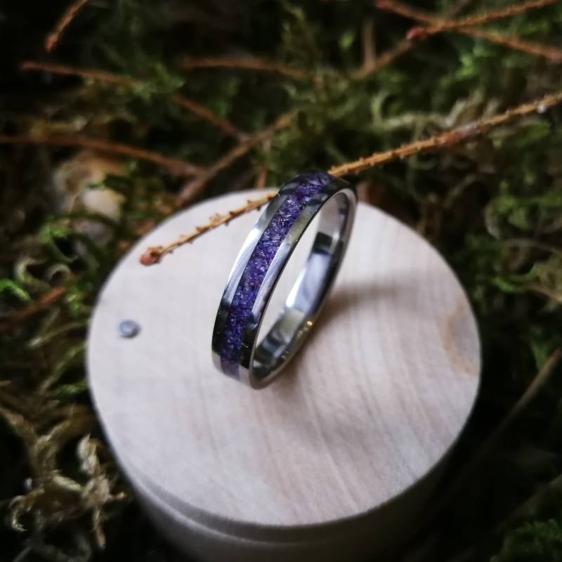 Einzigartiger Handgearbeiteter Damen Trauring in Titanform Mit Amethyst Und Lila Jade Inlay von ATDesignStudio