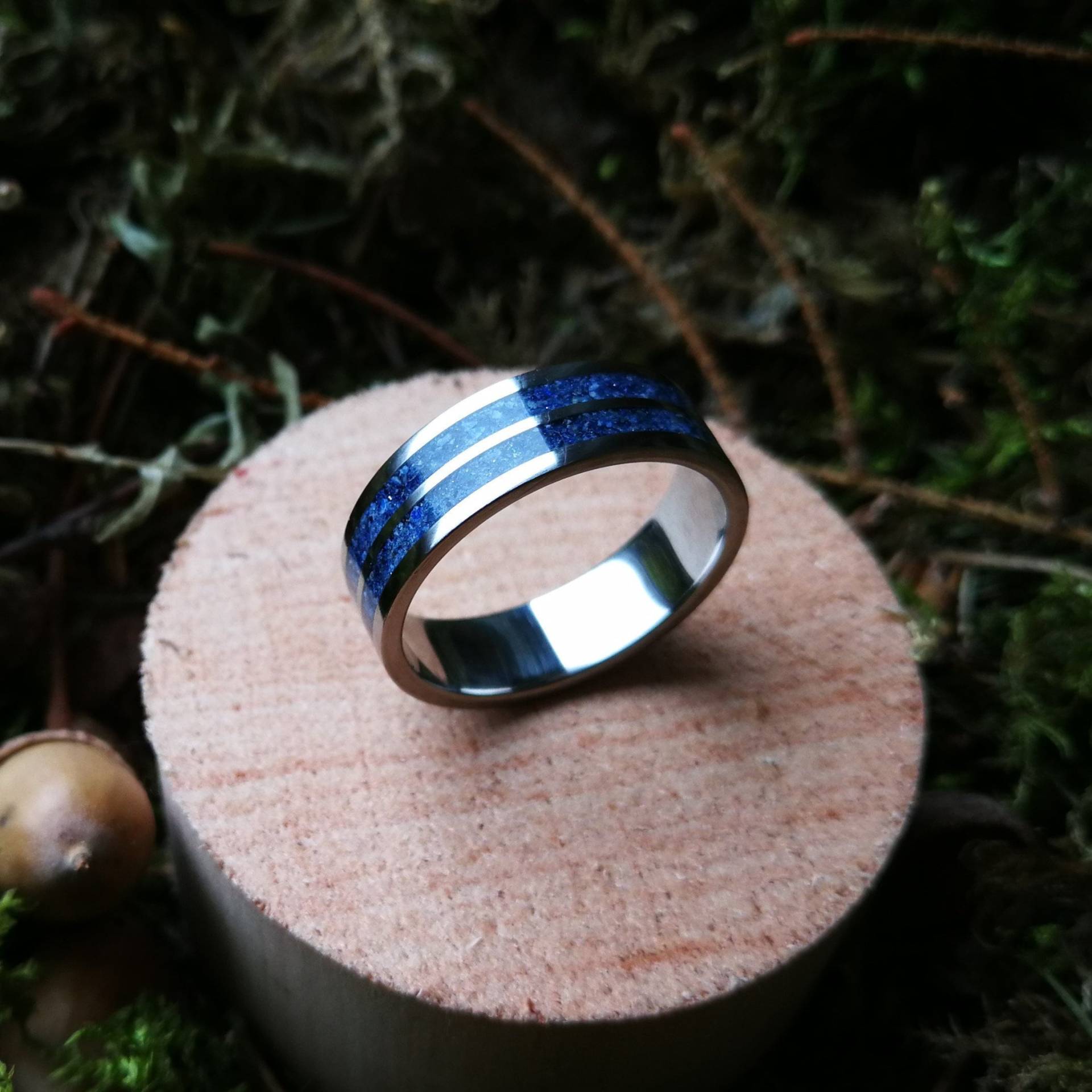 Einzigartiger Handgemachter Titanring Mit Doppeltem Lapis Lazuli Inlay von ATDesignStudio